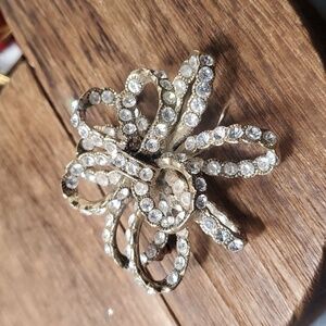 Unsigned vintage whiting and davis crystal twist flower brooch stunning B807‎